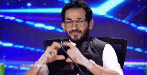 احمد حلمي يصنع قلب باليد
