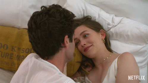 Joe Goldberg & Love Quinn Kiss in Netflix's You