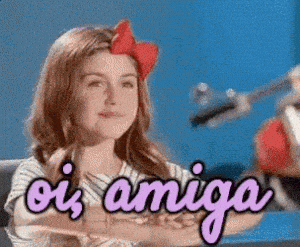 Menina: 'Oi Amiga!' - Waving Hello