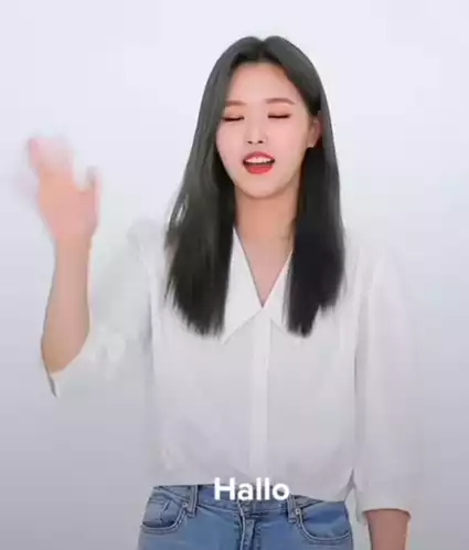 Loona Olivia Hye Says Hello and Waves