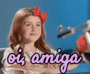 Menina: 'Oi Amiga!' - Waving Hello