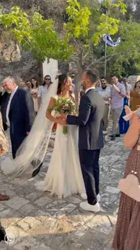 Funny Wedding Day: Bride's Veil Flies Up